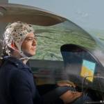 ?ujicoba simulator terbang, yang operasionalnya cukup dikendalikan dengan otak, melalui topi EEG. foto:repro dw.de