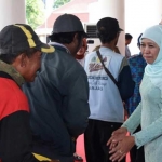 Gubernur Jatim Khofifah Indar Parawansa menerima sejumlah tukang becak bersilaturahim di Gedung Negara Grahadi saat Idul Fitri lalu. foto: istimewa.