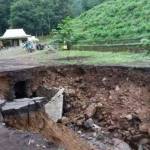 Tanah longsor di wisata kebun teh Jamus, Kecamatan Sine, Ngawi. foto: zainal abidin/ BANGSAONLINE
