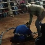 Peserta lomba tarik tambang di Lapangan Bawang Emas, Desa Batubelah Timur, Kecamatan Dasuk, Sumenep, terlihat duduk tak bergerak setelah 15 menit pertandingan. Foto: Ist.
