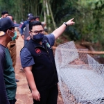 Bupati Kediri Hanindito Himawan Pramono saat meninjau lokasi bencana banjir bandang dan tanah longsor di Desa Blimbing Kecamatan Mojo. Foto: Ist.