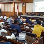 Ketua DPRD Gresik Fandi Akmad Yani memfasilitasi pertemuan dengan warga Kemuteran, Kroman, Lumpur dengan pihak GJT dan instansi terkait. foto: SYUHUD/ BANGSAONLINE
