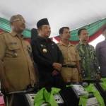 SIMBOLIS: Bupati Sidoarjo H Saiful Ilah, Ketua DPRD H Sullamul Hadi Nurmawan dan Presiden LBI Tri Setia Sutisna bersama Kades yang menerima bantuan sound sistem kala tasyakuran HUT ke-20 LBI, Selasa (12/4). foto: musta