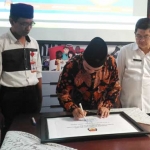 M Arbayanto, Komisioner KPU Jawa Timur, menandatangani prasasti RPP disaksikan Sekkota Malang Dr Idrus Achmad MSi,  dan Ketua KPU Kota Malang, Zainudin. foto: IWAN IRAWAN/ BANGSAONLINE