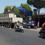 Rehabilitasi saluran air Jalan Empunala disorot Dewan. Tak hanya karena indikasi pelanggaran spek, namun penempatan material di pinggir jalan menyebabkan roda perekonomian dan arus lalin terganggu. foto: YUDI EP/ BANGSAONLINE