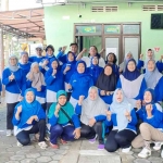 Foto bersama usai senam dan pemeriksaan kesehatan saat edukasi Prolanis.