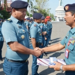 Kepala Staf Koarmada II Laksamana Pertama TNI Iwan Isnurwanto mewakili Panglima Komando Armada II Laksamana Muda TNI Heru Kusmanto saat menyerahkan penghargaan.