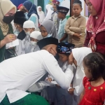 H. Syafiuddin, S.Sos memberikan pesan khusus kepada salah satu anak yatim.