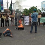 Aktivis HMI saat menggelar aksi solidaritas dan teatrikal di perempatan Lovi Kota Blitar. foto: AKINA/ BANGSAONLINE