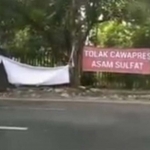 Inilah salah satu spanduk "Tolak Cawpares Asam Sulfat" yang sempat bertebaran, tapi satu jam kemudian lenyap. Foto: iist/detik.com