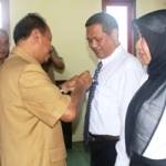 Sekretaris Daerah (Sekda) Kabupaten Probolinggo H Moch Nawi menyematkan pin kepada peserta Bimtek. foto:andisirajudin/BANGSAONLINE