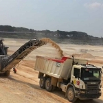 Surface mining merupakan teknik penambangan terbuka tanpa peledakan, dan dilakukan di atas permukaan dengan menggunakan alat berupa mekanis mobile milling machine surface miner engine power 950 HP untuk meminimalisasi debu, bising, serta getaran. Foto: Ist