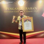 Bupati Pamekasan Baddrut Tamam saat menerima penghargaan kabupaten terinovasi di Indonesia.