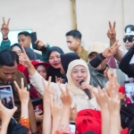 Khofifah saat menyapa ribuan pekerja SKT di Sampoerna Plant Kraksaan, Probolinggo