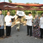 Direktur Utama Petrokimia Gresik, Dwi Satriyo Annurogo menyerahkan sapi kurban kepada Ketua Takmir Masjid Nurul Jannah, Rohmad. foto: ist.