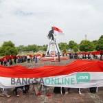 Aksi para Mahasiswa di Taman Makam Pahlawan Kabupaten Jombang. foto: RONY SUHARTOMO/ BANGSAONLINE