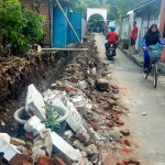 ROBOH: Pagar milik warga Banjaranyar yang terdampak proyek normalisasi  saluran air. Hingga kini belum ada pihak yang bertanggung jawab atas kejadian ini. foto: YUDI EP/ BANGSAONLINE