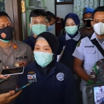 Kaur DVI Biddokes Polda Jatim drg. Yurika Arthanti saat memberi keterangan kepada wartawan di Pare, Kediri. (foto: MUJI HARJITA/ BANGSAONLINE)