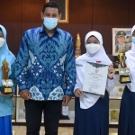 Dari kiri: Amira Azwa Safrina; Wali Kota Kediri, Abdullah Abu Bakar; Fariza Angel Firdaus; dan Puteri Briliant Azizah, saat foto bersama di Balai Kota Kediri. Foto: MUJI HARJITA/ BANGSAONLINE
