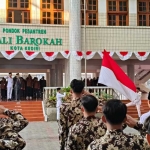 Upacara pengibaran bendera merah putih peringatan HUT Kemerdekaan RI ke-80 di Ponpes Wali Barokah. Foto: Muji Harjita/BANGSAONLINE