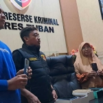 Pengembalian ponsel kepada pemiliknya. Foto: Udin.