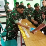 Para Prajurit Kodim Tipe A 0830/Surabaya Utara saat menjalani tes urine.  