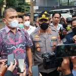 Kabid Humas Polda Jatim, Kombes Pol Dirmanto, saat memberi keterangan kepada awak media terkait kasus eksploitasi ekonomi di SMA SPI Kota Batu.