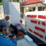 Kapolrestabes Surabaya saat meletakkan batu pertama pembangunan pagar Polsek Wanokromo