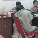 Pelaku pencurian sepeda motor, FS, saat menjalani pemeriksaan di Polres Sampang. Foto: Ist.
