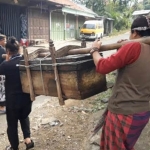 Kotak wayang yang harus dipikul ke manapun akan digelar. (foto: MUJI HARJITA/ BANGSAONLINE)