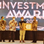 Penyerahan hadiah oleh Sekretaris Daerah (Sekda) Provinsi Jawa Timur Heru Tjahjono kepada General Manager (GM) Pabrik Tuban Erwin Halomoan Purba di JW Marriott Hotel Surabaya.