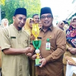 Kepala Kantor Kementerian Agama Kabupaten Tuban, Sahid saat menyerahkan penghargaan.
