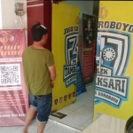 Pelaku saat digelandang ke Mapolsek Tambaksari