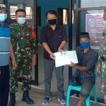 Tim Reaksi Cepat (TRC) Perlindungan Sosial Kelurahan Ngampel saat menyerahkan dokumen kependudukan kepada Murdianto. foto: ist.