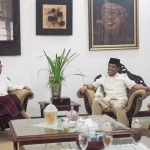 Anwar Sadad (kanan) saat mendamping Ketua DPD Partai Gerindra Jatim, Soepriyatno (tengah) bersilaturahim dengan KH. Salahuddin Wahid (Gus Solah) di Ponpes Tebuireng, Jombang, beberapa waktu lalu.