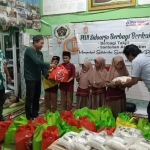 Pengurus PWI Sidoarjo menyerahkan santunan anak yatim di Yayasan Al Kahfi, Senin (17/4/2023). Foto: Ist.