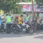 Sejumlah polisi lantas Tuban ketika melakukan operasi patuh semeru 2015 di bundaran patung Tuban. (foto: suwandi/BANGSAONLINE)