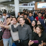 Presdir PTFI, Tony Wenas selfie bersama  mahasiswa ITS  usai mengisi kuliah umum. foto: ist.