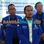 Ketua DPD PAN Gresik, Faqih Usman, didampingi sekretrarisnya, Mustajab, dan Didik Widodo selaku bendahara saat memberi keterangan pers. Foto: SYUHUD/BANGSAONLINE