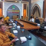 Wali Kota Pasuruan saat mengikuti rapat koordinasi TPID dalam rangka membahas pengendalian inflasi menjelang Idul Adha tahun ini.