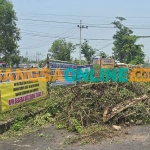 Penutupan jalan kembar atau Jalan Kinibalu di Desa Bilaporah, Kecamatan Socah, Bangkalan. Foto: AHMAD FAUZI/BANGSAONLINE