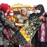 Ketua Dekranasda Kota Pasuruan, Fatma Saifullah Yusuf, saat menghadiri pameran produk unggulan.