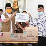 H. Fatkhurrahman, Ketua DPC PDIP Bangkalan mewakili Said Abdullah memberikan sumbangan secara simbolis kepada Ra Latif, Ketua Gugus Tugas Covid-19 Bangkalan di Pendopo Agung, Rabu (22/4).
