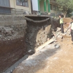 Lokasi bangunan longsor yang menewaskan seorang pekerja proyek di Jombang. Foto: RONY S/BANGSAONLINE