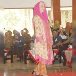 Novita Nur Arifin saat memperagakan diri sebagai peragawati di acara launching dan Fashion Batik Sibori. foto: HERMAN/ BANGSAONLINE