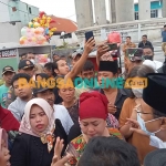 Wali Kota Pasuruan, Saifullah Yusuf atau yang akrab disapa Gus Ipul, saat menghadapi para ibu-ibu PKL di alun-alun. Foto: AHMAD FUAD/BANGSAONLINE