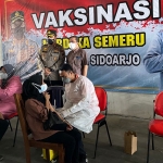 Kapolresta Sidoarjo Kombes Pol. Kusumo Wahyu Bintoro didampingi Forkopimka Waru turun langsung memantau vaksinasi Covid-19 bagi masyarakat Tambak Sawah dan sekitarnya.