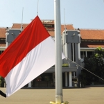 Pengibaran Bendera Merah Putih di halaman Balai Kota Surabaya.