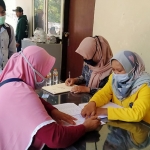 Warga Junrejo saat menerima sertifikat tanah program PTSL dari Kantor Pertanahan Kota Batu.