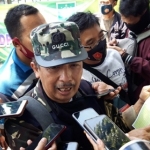 Abu Muslich, Ketua Lembaga Seni Budaya Muslimin Indonesia (Lesbumi) NU Kabupaten Kediri Jawa Timur menunjukkan sertifikat kantor PCNU Kediri yang kini ditempati DPC PKB Kediri. foto: Muji Harjita/ BANGSAONLINE.com.